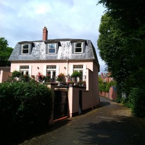 Shrewsbury - Quaint pink cottage